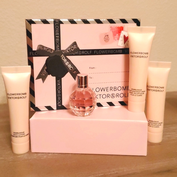New in box never used VIKTOR & ROLF FLOWERBOMB bundle travel bottle & 3x Lotion - Picture 1 of 2
